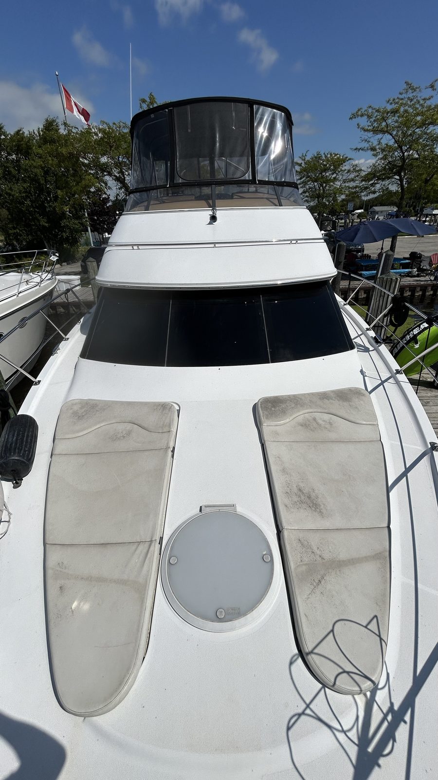 2002 Carver motor yacht foredeck sunpads
