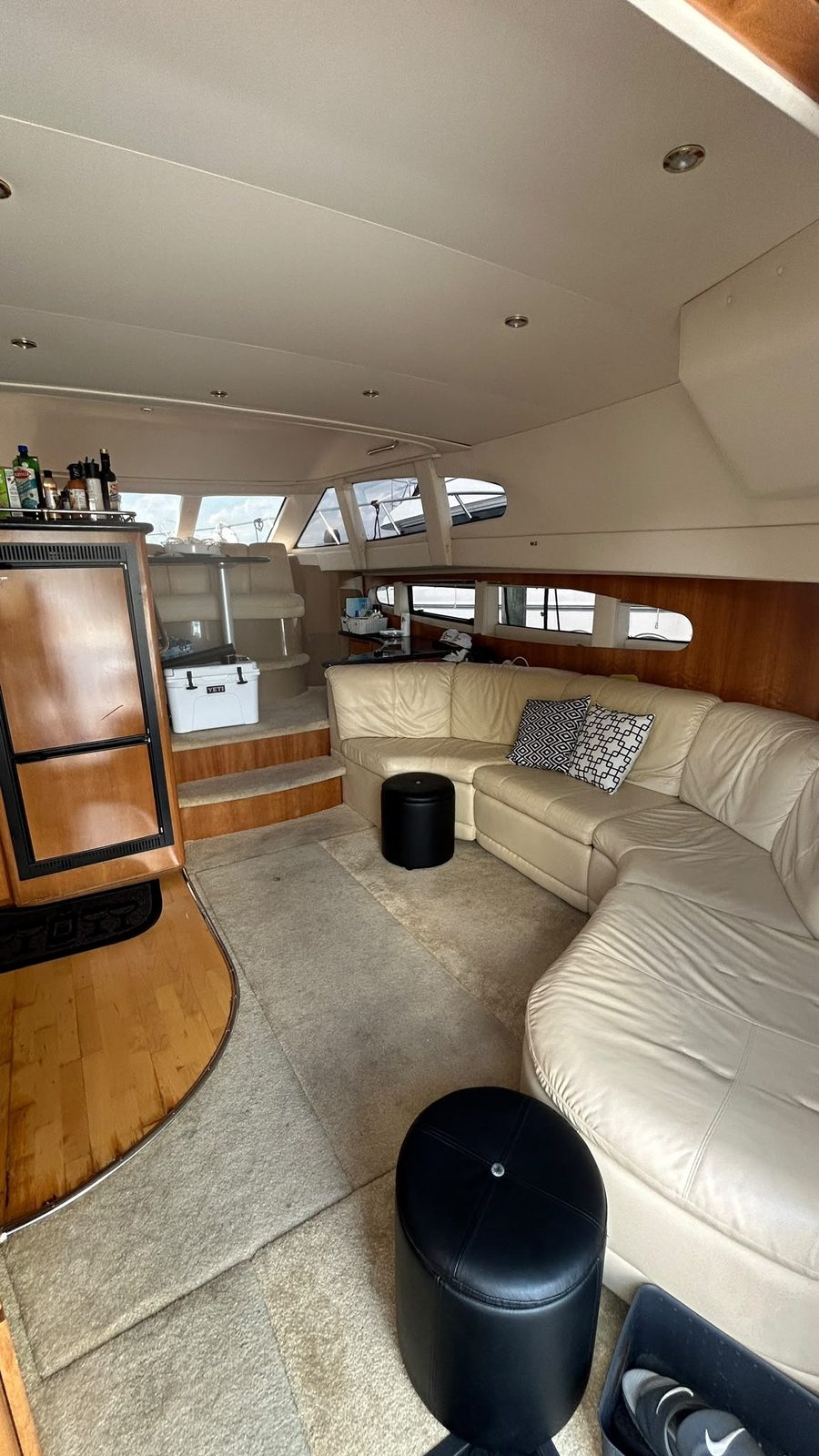 2002 Carver 410 Sport Sedan salon sectional