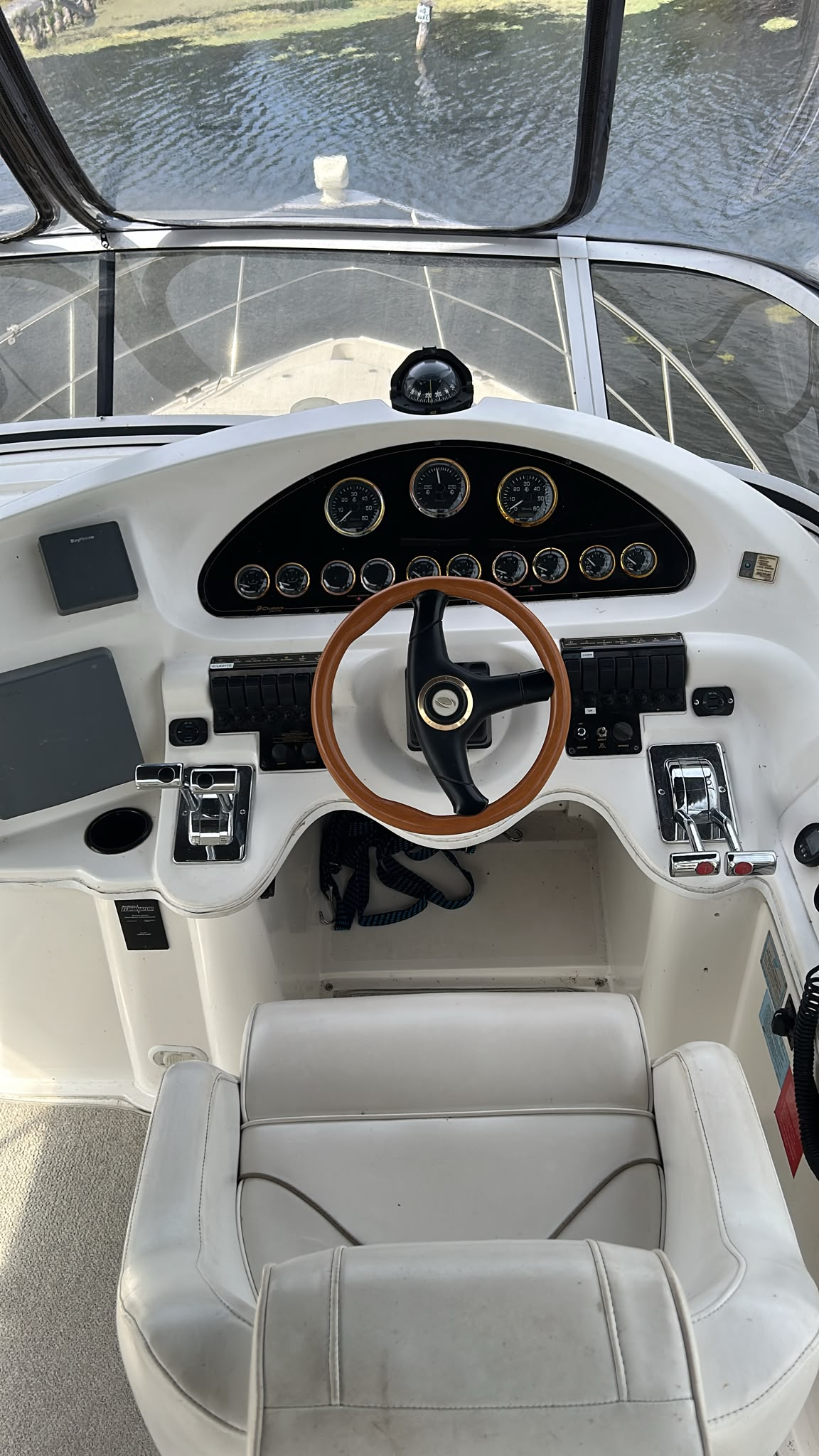 1999 Cruisers 3750 Motor Yacht, helm