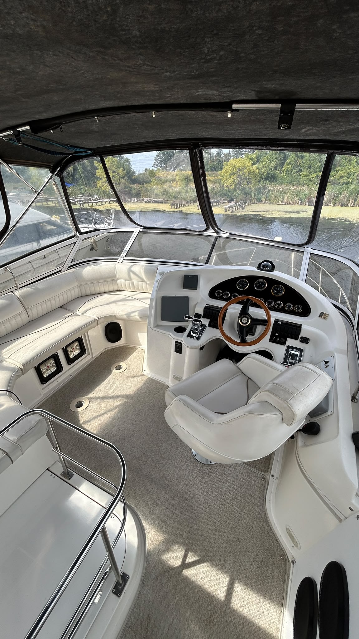 1999 Cruisers 3750 Motor Yacht, captains chair