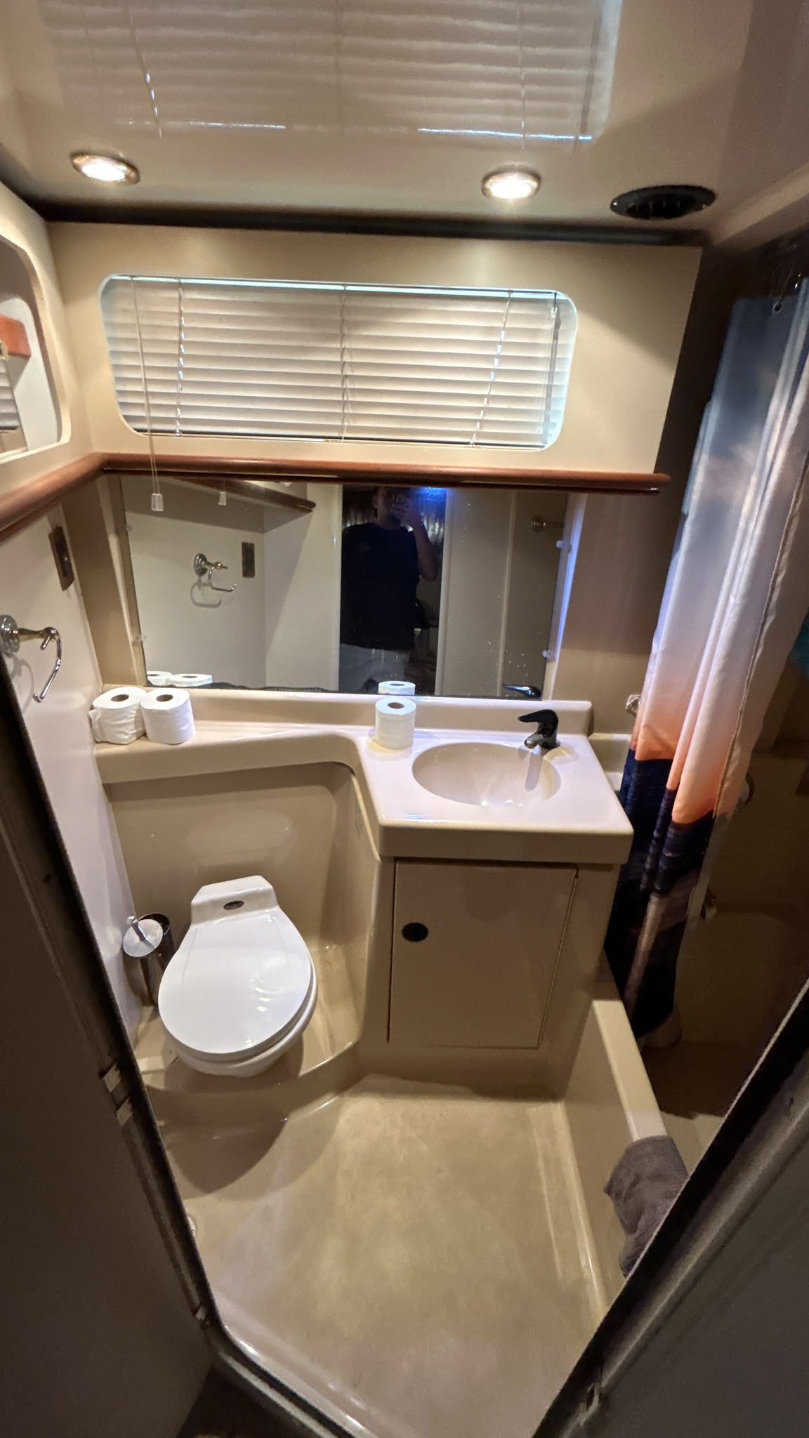 1999 Cruisers 3750 Motor Yacht, head 2